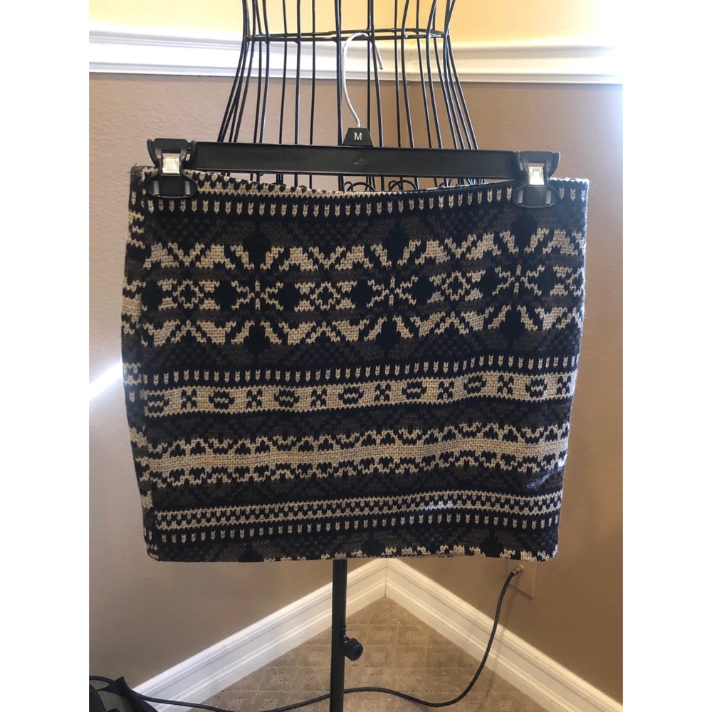 Light sweater skirt with black and white design.
